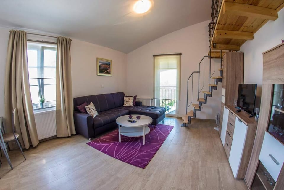 Communal lounge/ TV room, TV and multimedia, Living room