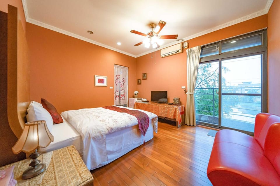 Photo of the whole room, Seating area
