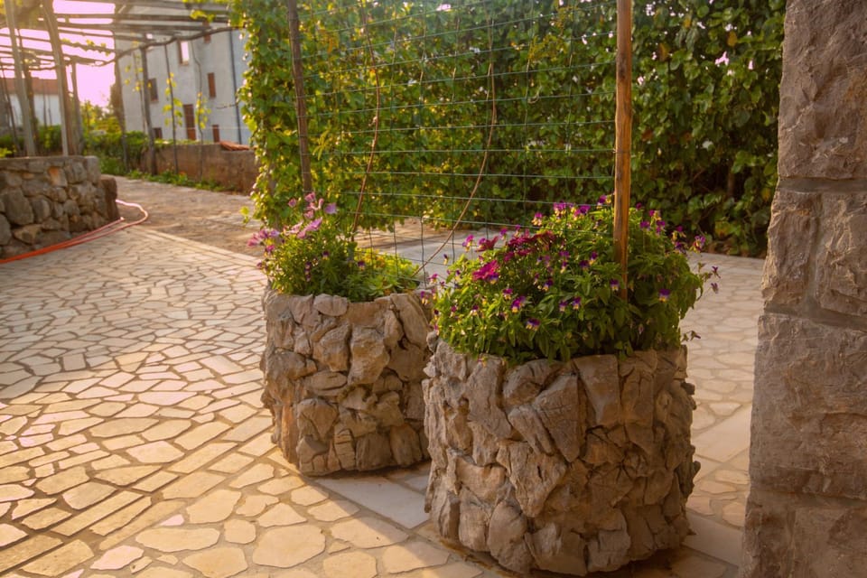Off site, Decorative detail