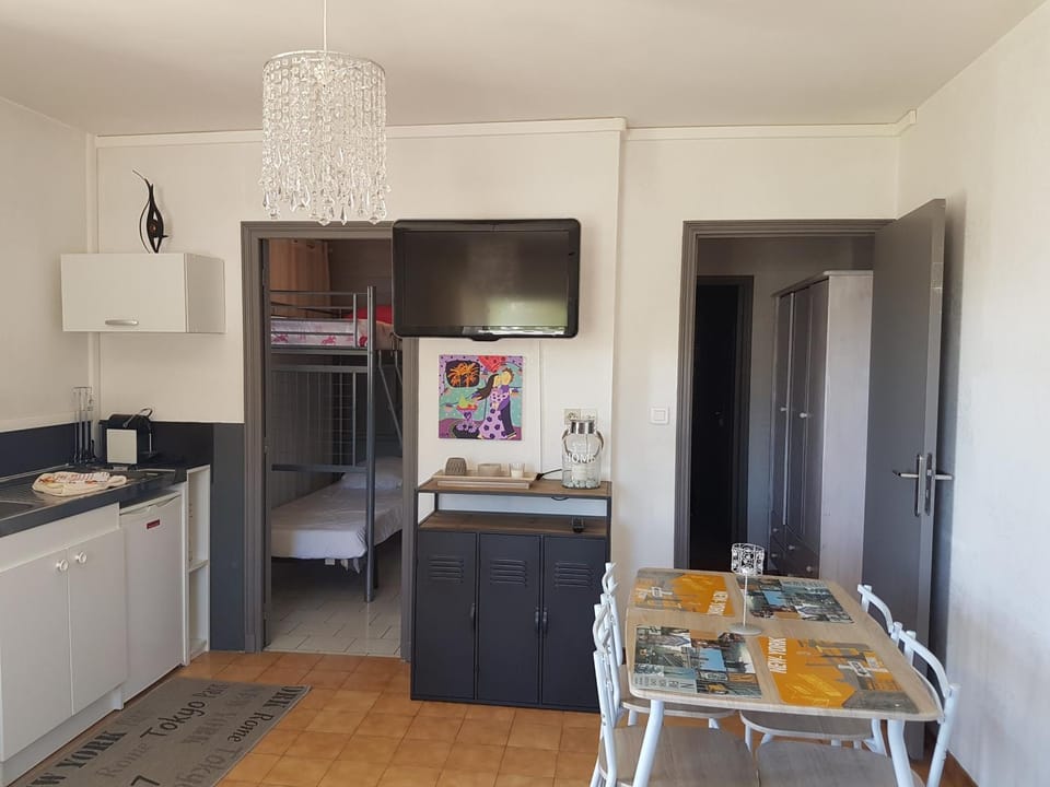 Communal lounge/ TV room, Kitchen or kitchenette, Dining area