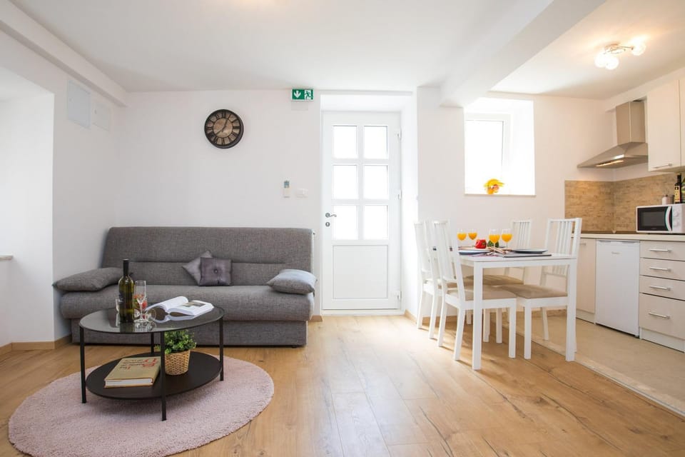 Communal lounge/ TV room, Day, View (from property/room), Decorative detail, Evening entertainment, On site, Food, City view, Landmark view, Street view, Drinks