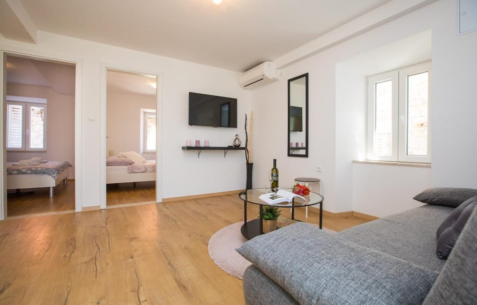 TV and multimedia, Living room, Seating area, City view, Landmark view, Sea view, Street view, Quiet street view