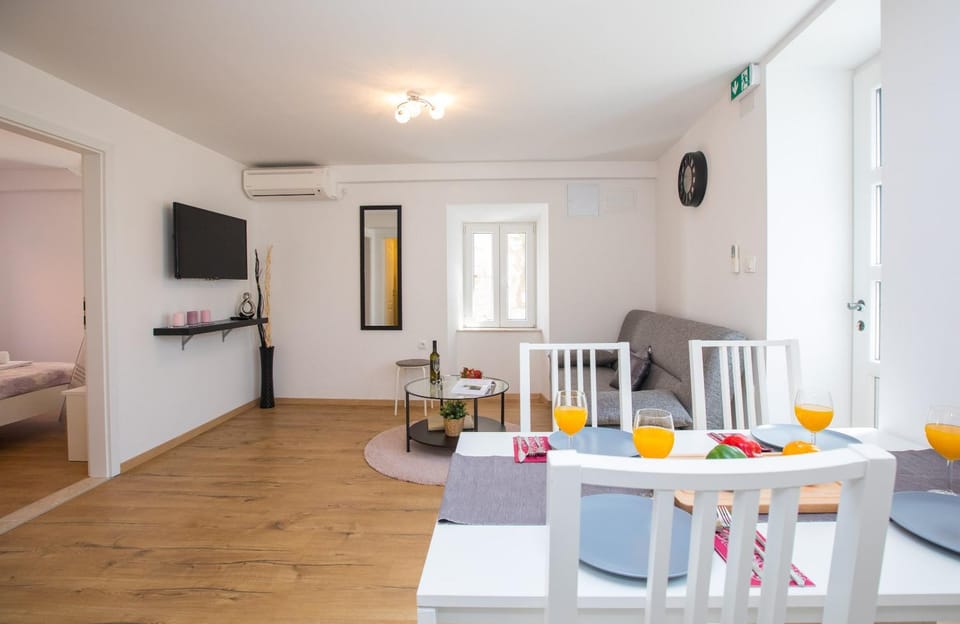 Coffee/tea facilities, Kitchen or kitchenette, Living room, Seating area, Dining area, On site