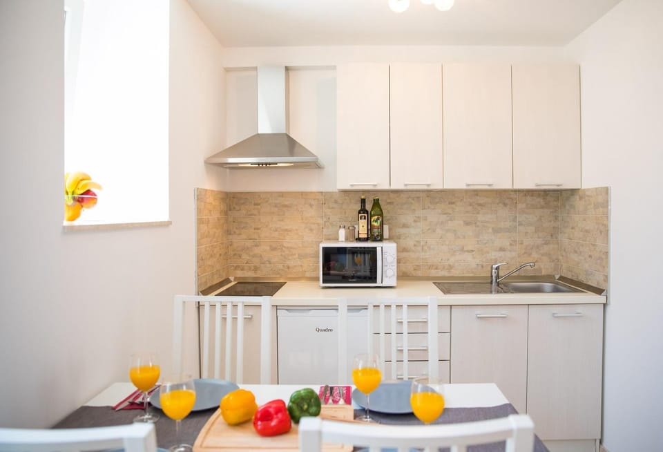 Kitchen or kitchenette, Decorative detail, Landmark view, Street view