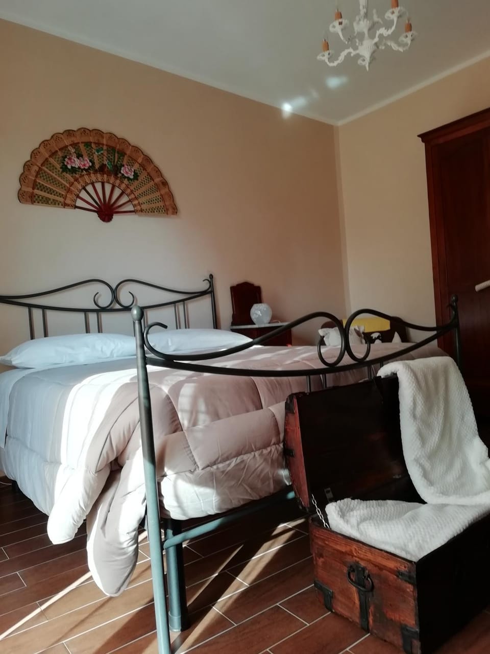 Bed, Bedroom, Garden view, Mountain view, Inner courtyard view
