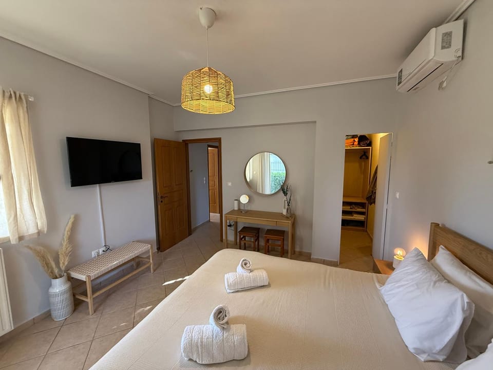 Bed, TV and multimedia, Photo of the whole room, Bedroom