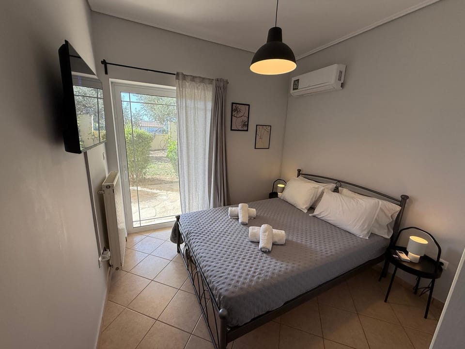 Bed, TV and multimedia, Photo of the whole room, Bedroom
