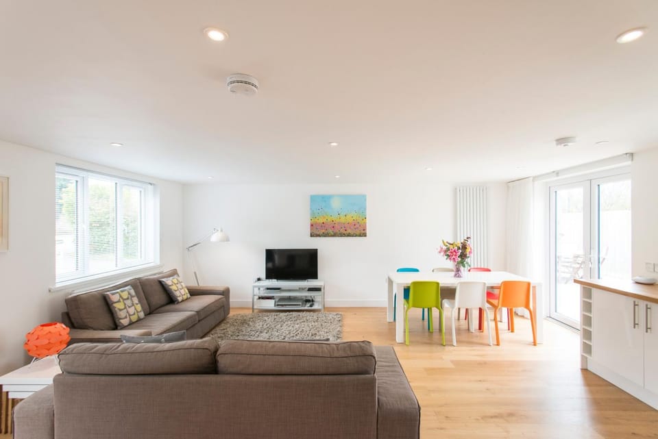 TV and multimedia, Living room, Seating area, Dining area