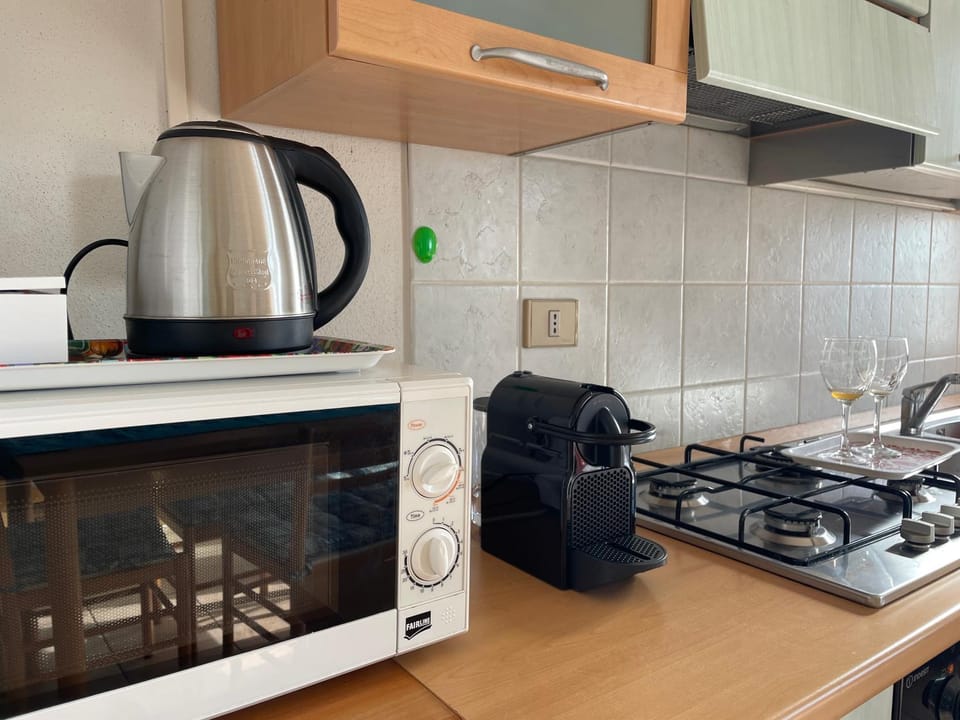 Coffee/tea facilities, Kitchen or kitchenette, stove, toaster
