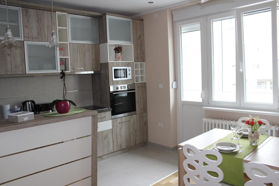 Property building, Coffee/tea facilities, Dining area, microwave, oven, stove, toaster, kitchen