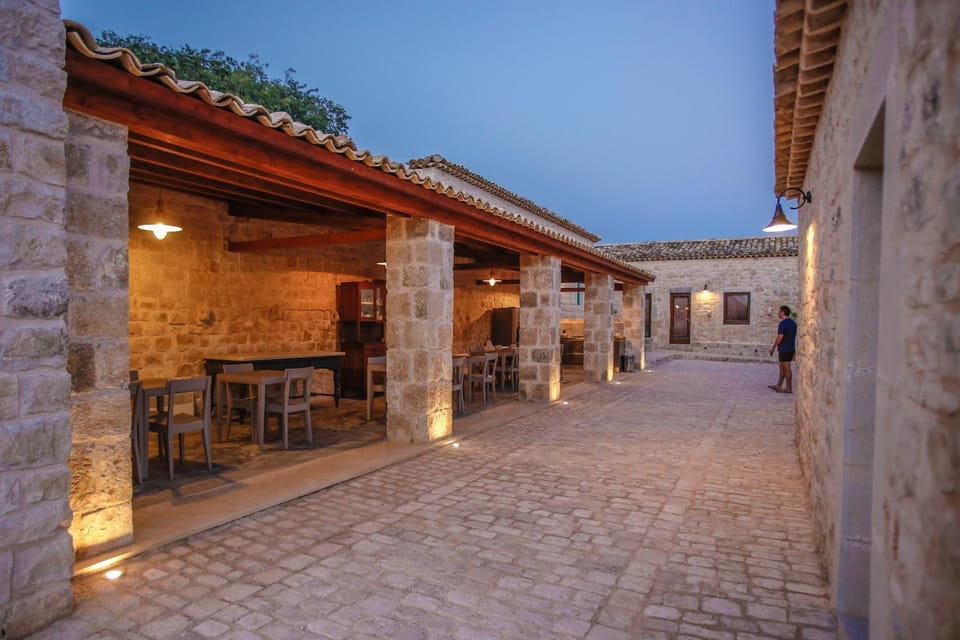 Patio, Restaurant/places to eat, Communal kitchen, Internal: Not applicable to any particular room