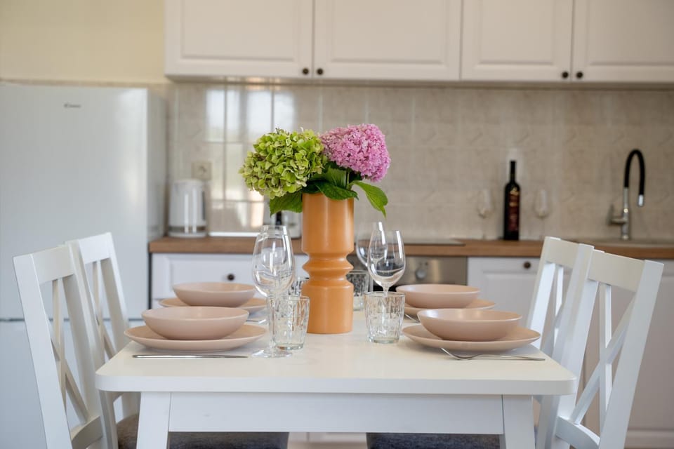 Kitchen or kitchenette, Dining area
