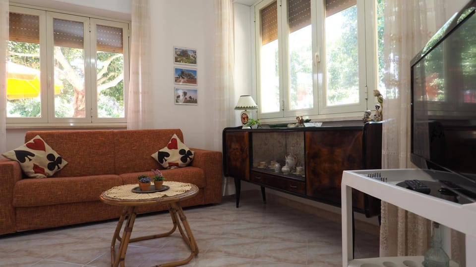 Communal lounge/ TV room, TV and multimedia, Living room, Seating area