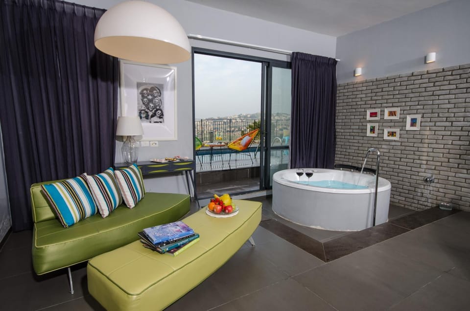 Hot Tub, Living room, Mountain view, Pool view, Sea view