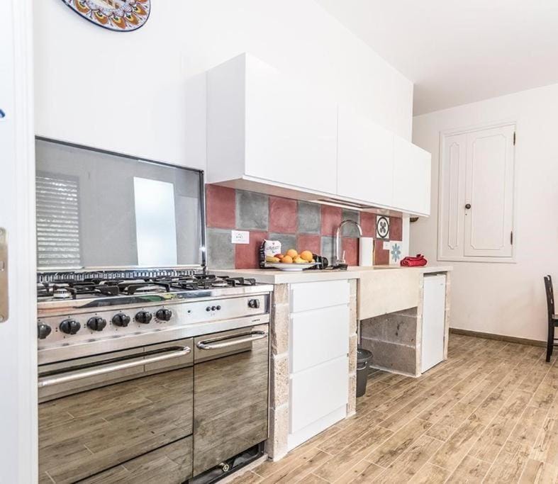 Kitchen or kitchenette, Dining area, oven, pet friendly, stove