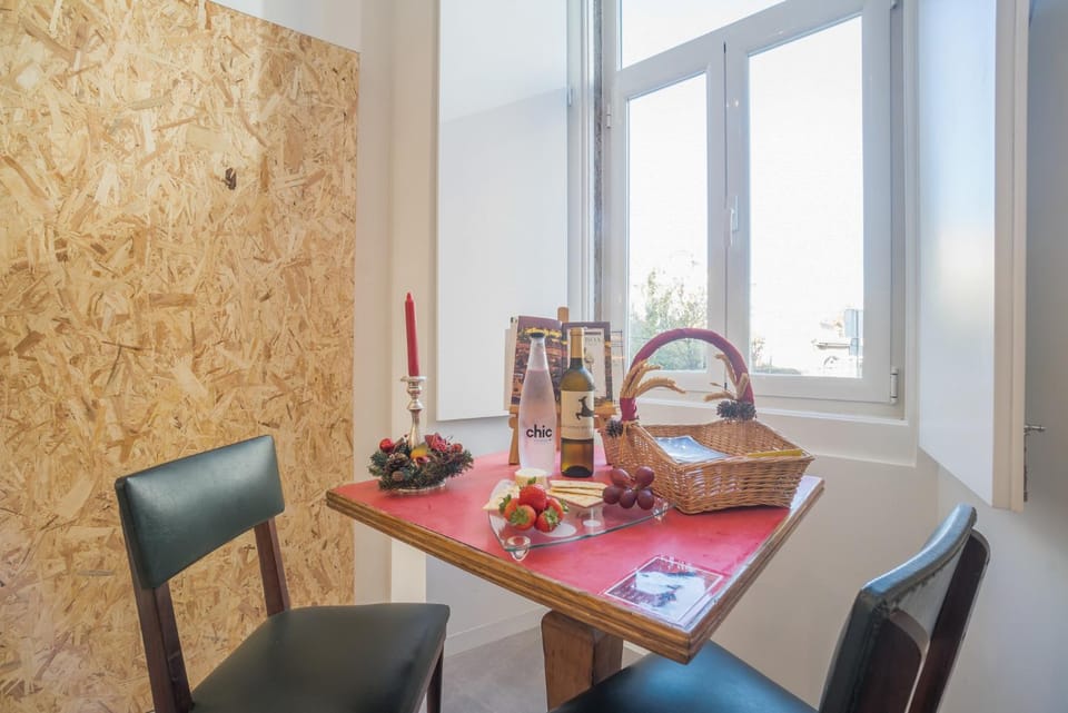Coffee/tea facilities, Dining area
