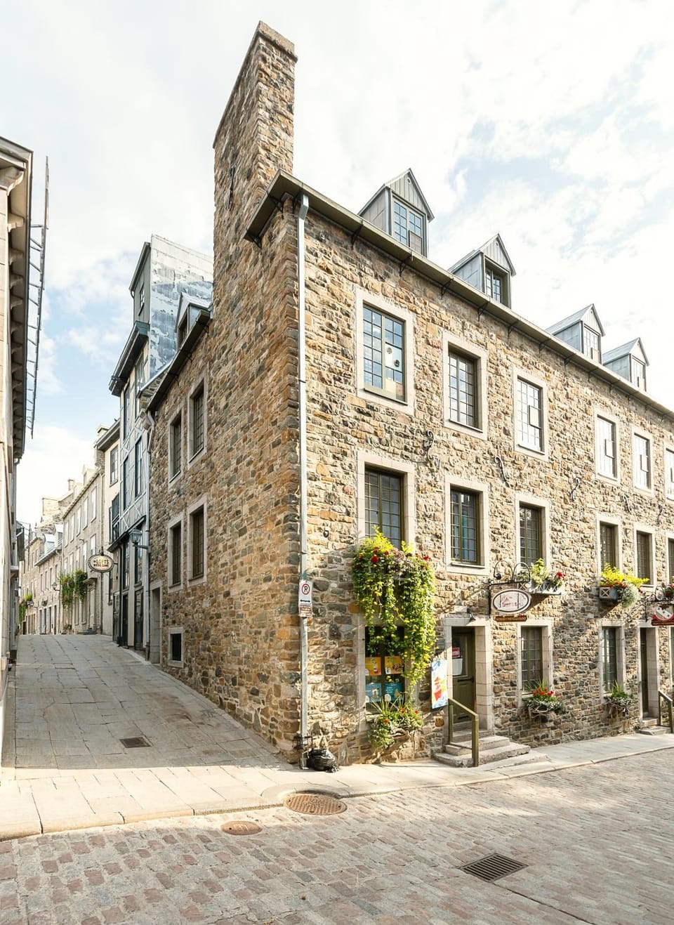 Facade/entrance, Neighbourhood