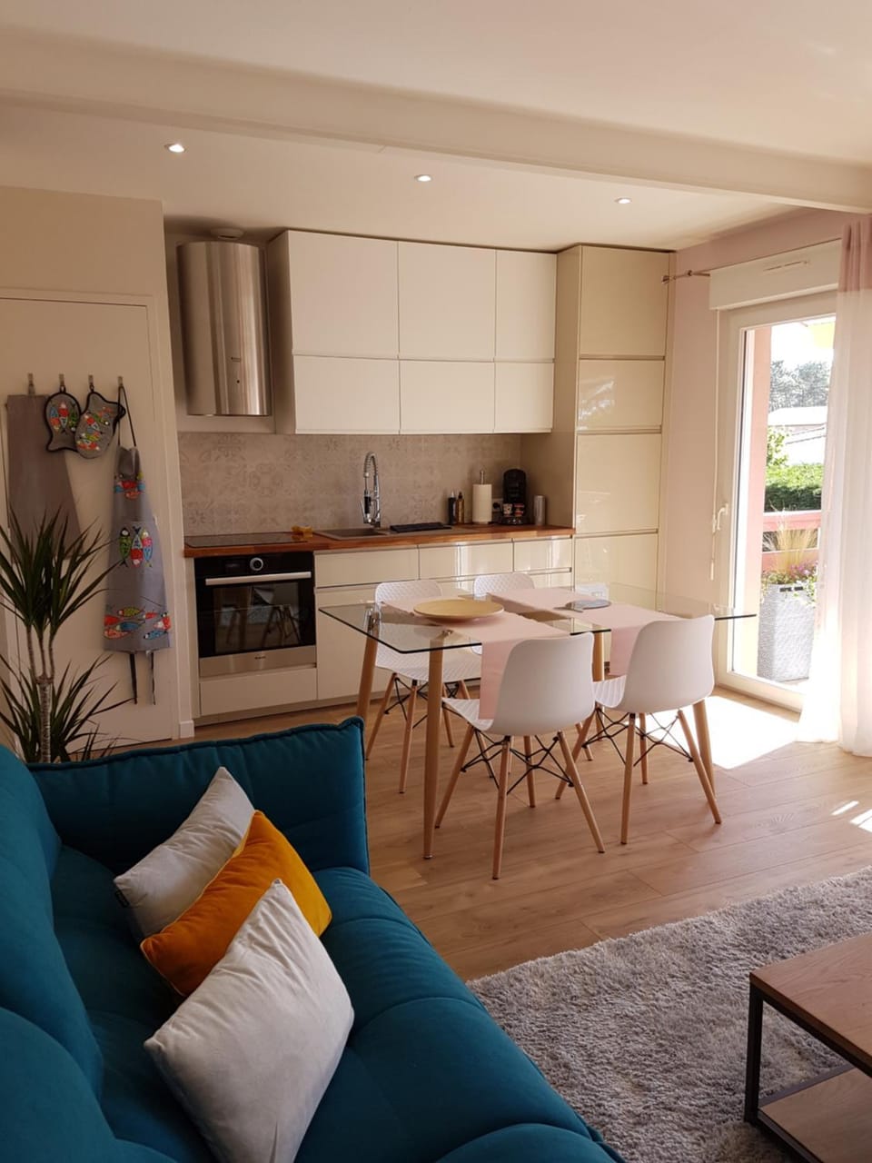 Kitchen or kitchenette, Dining area