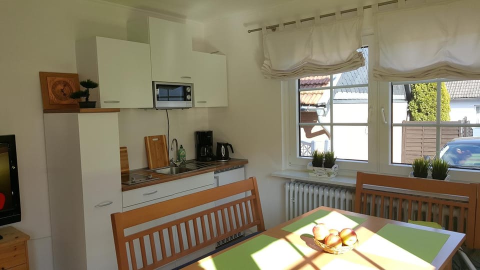Coffee/tea facilities, Kitchen or kitchenette, Dining area