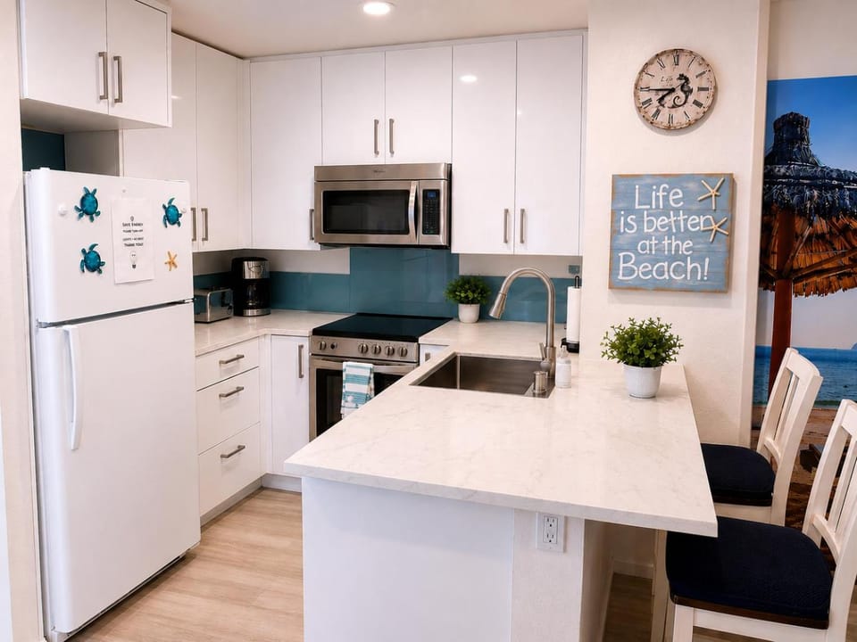 Kitchen or kitchenette, Seating area, Dining area