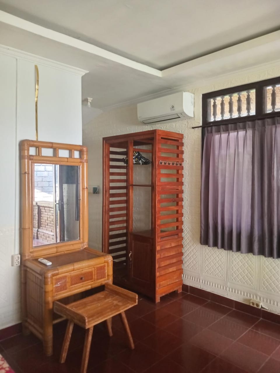 Living room, wardrobe, air conditioner