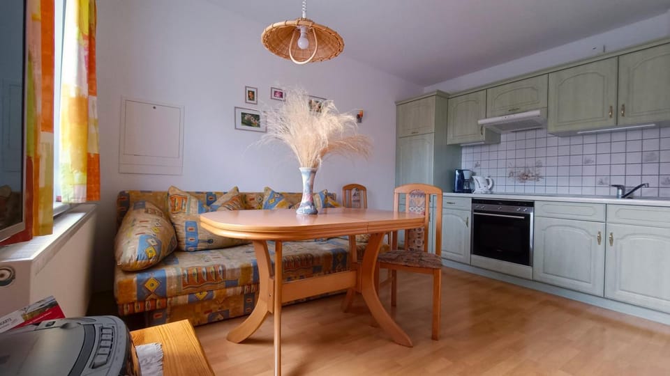 Kitchen or kitchenette, Seating area, Dining area