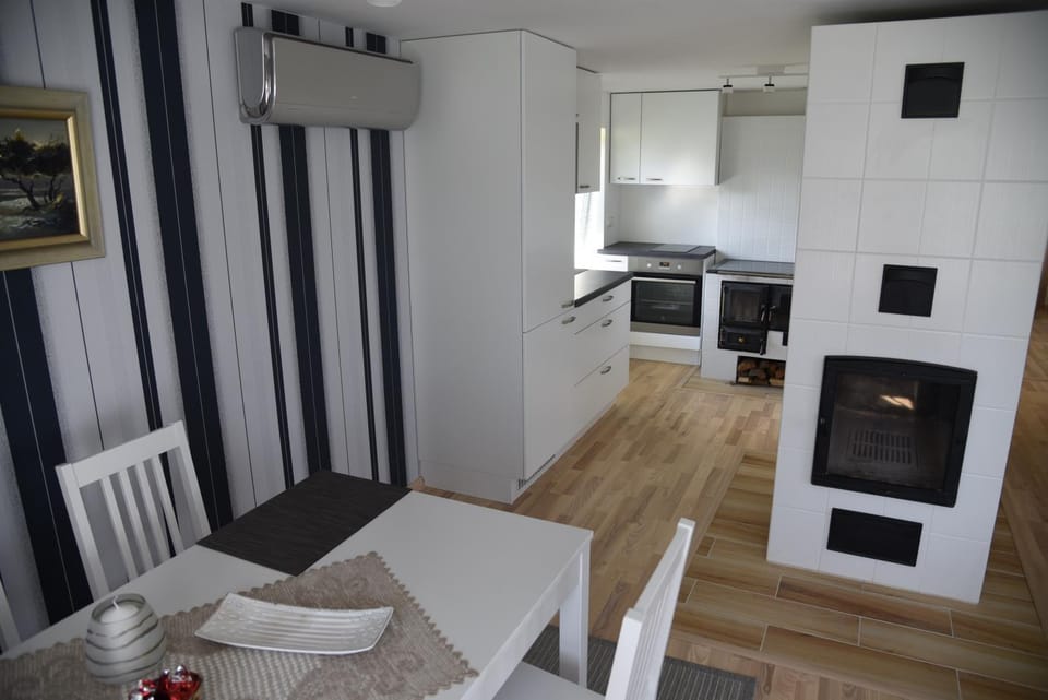 Kitchen or kitchenette, Dining area