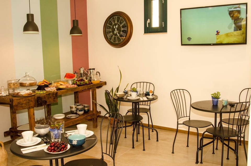 Communal lounge/ TV room, Breakfast