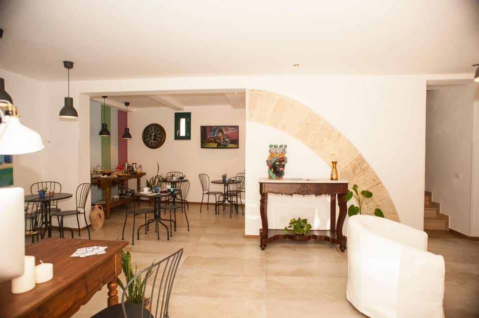 Communal lounge/ TV room, Lobby or reception