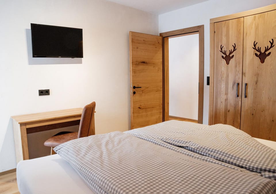 Bed, TV and multimedia, Photo of the whole room, Bedroom, wardrobe