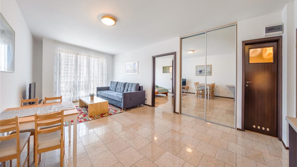 TV and multimedia, Kitchen or kitchenette, Living room, Seating area, Dining area