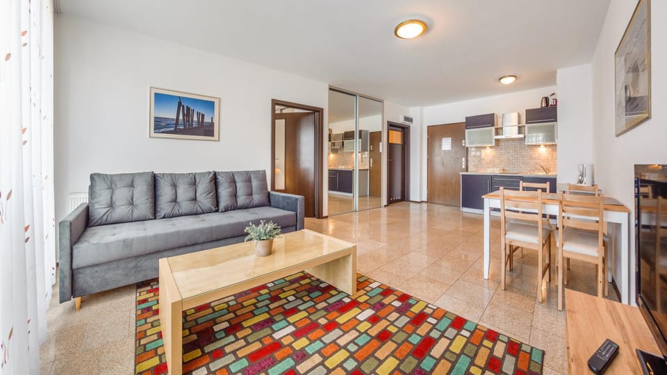 TV and multimedia, Kitchen or kitchenette, Living room, Seating area, Dining area