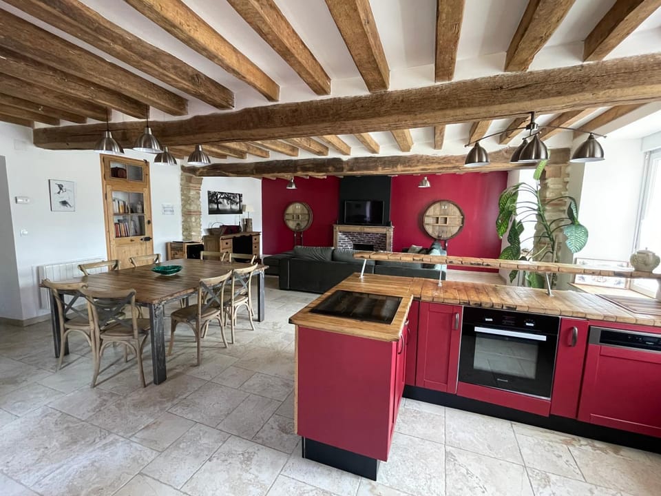 Kitchen or kitchenette, Seating area, stove
