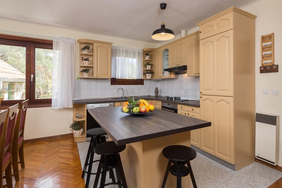 Coffee/tea facilities, Kitchen or kitchenette, Seating area
