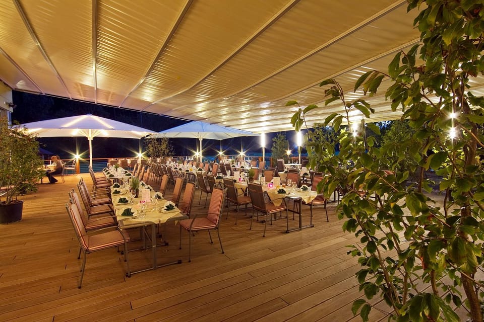 Restaurant/places to eat, Balcony/Terrace