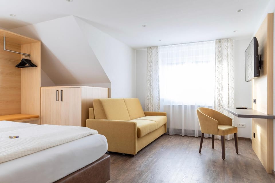 Bed, TV and multimedia, Photo of the whole room, Seating area, Bedroom, wardrobe