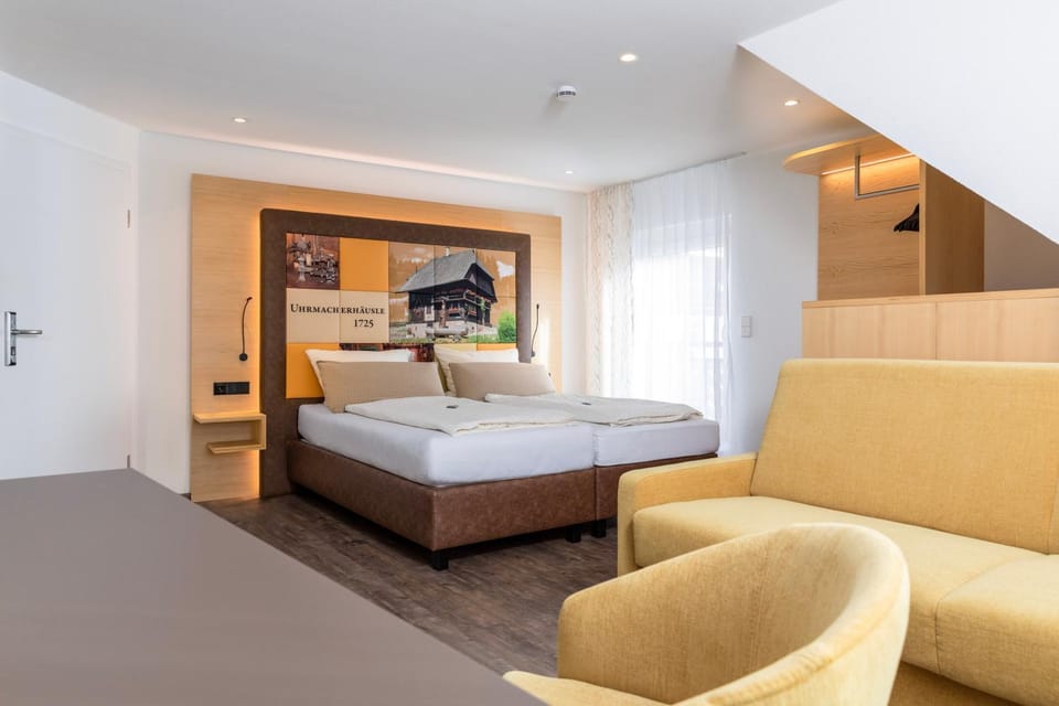 Bed, Photo of the whole room, Seating area, Bedroom