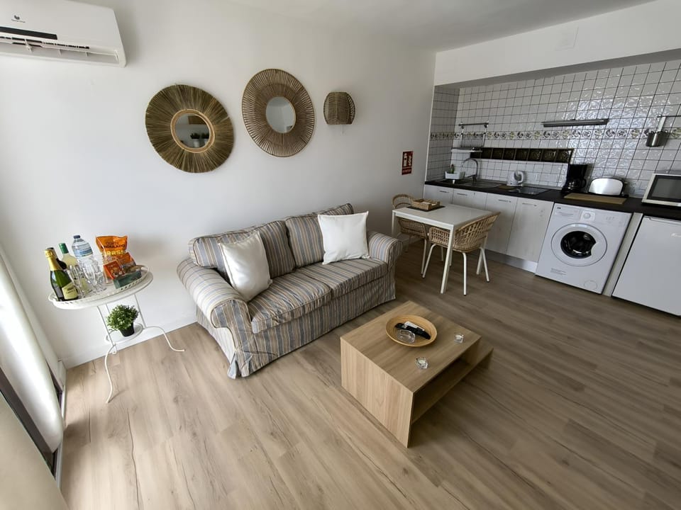 Coffee/tea facilities, Kitchen or kitchenette, Living room, Dining area, stove, toaster, washing machine