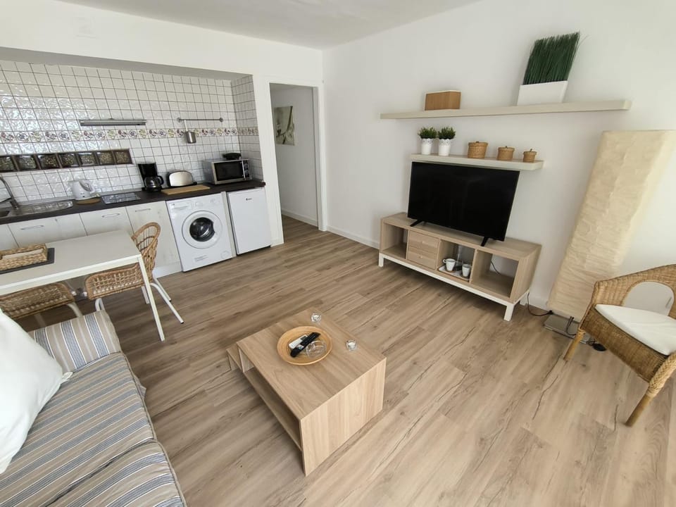 TV and multimedia, Coffee/tea facilities, Kitchen or kitchenette, Living room, Dining area, stove