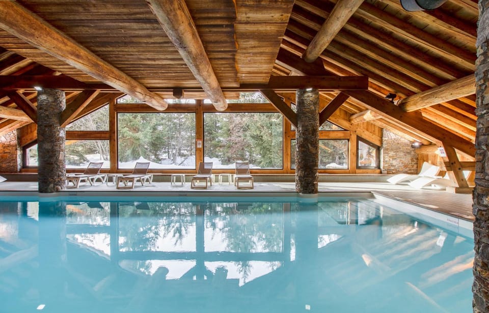 Day, Winter, Seating area, On site, Pool view, Swimming pool, Swimming pool