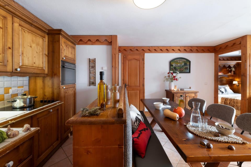Kitchen or kitchenette, Living room, Food and drinks, Seating area, Dining area, Food, stove