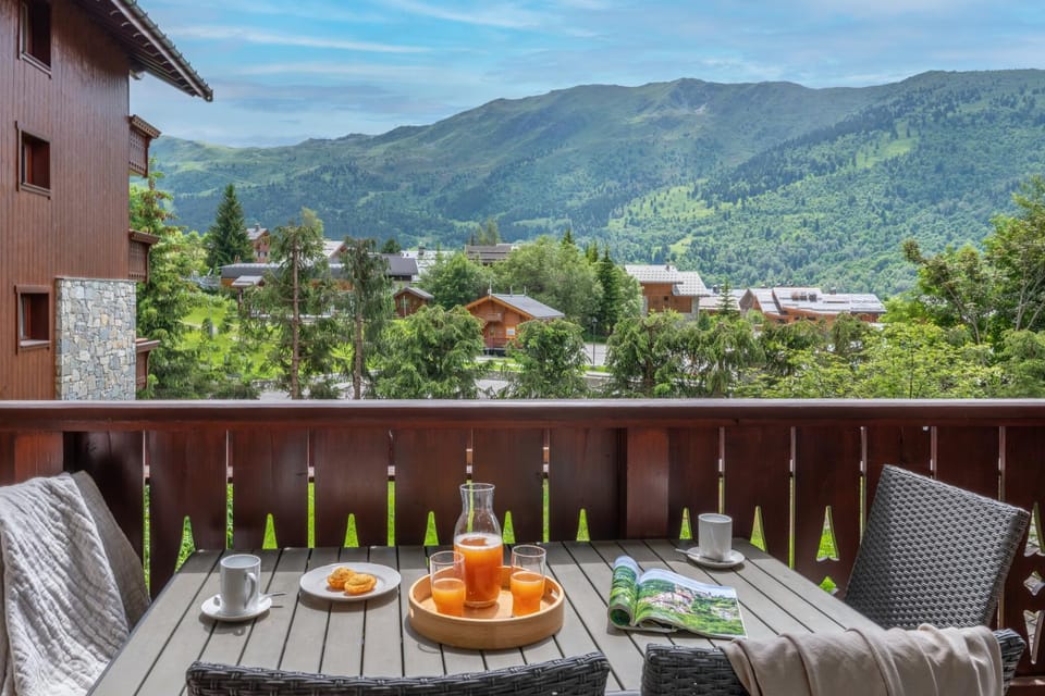 Property building, Patio, Spring, Day, Natural landscape, Balcony/Terrace, Dining area