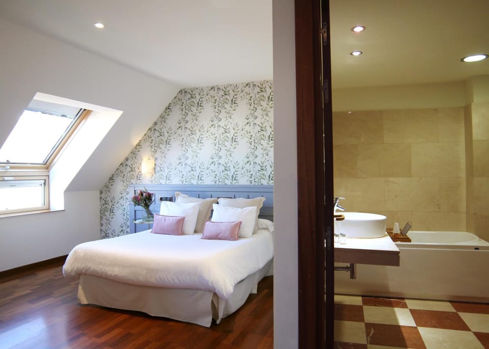 Bed, Photo of the whole room, Decorative detail, Bedroom