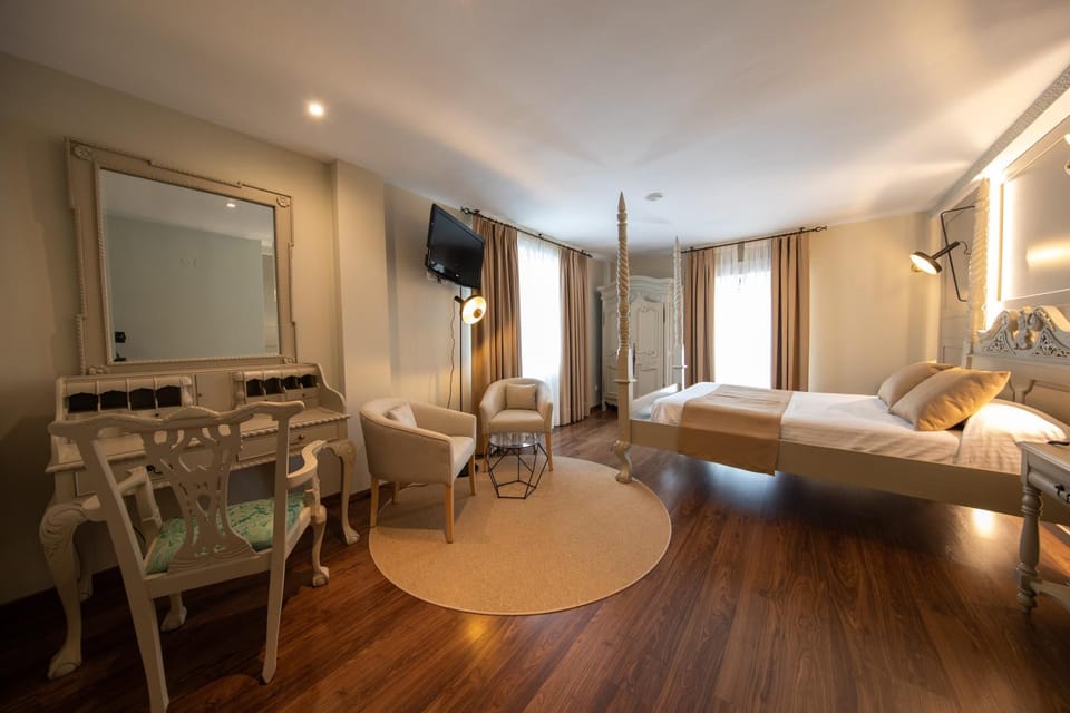 Photo of the whole room, Seating area, Bedroom