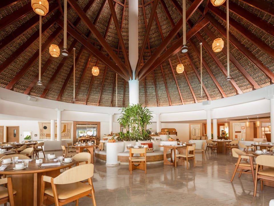 Restaurant/places to eat, Coffee/tea facilities, Food and drinks, Dining area, Drinks