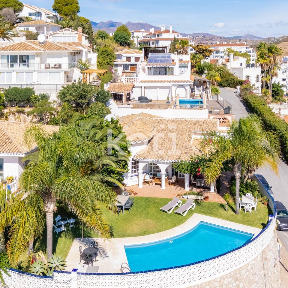 Property building, Neighbourhood, Bird's eye view, Pool view, Street view, Swimming pool, Location, sunbed