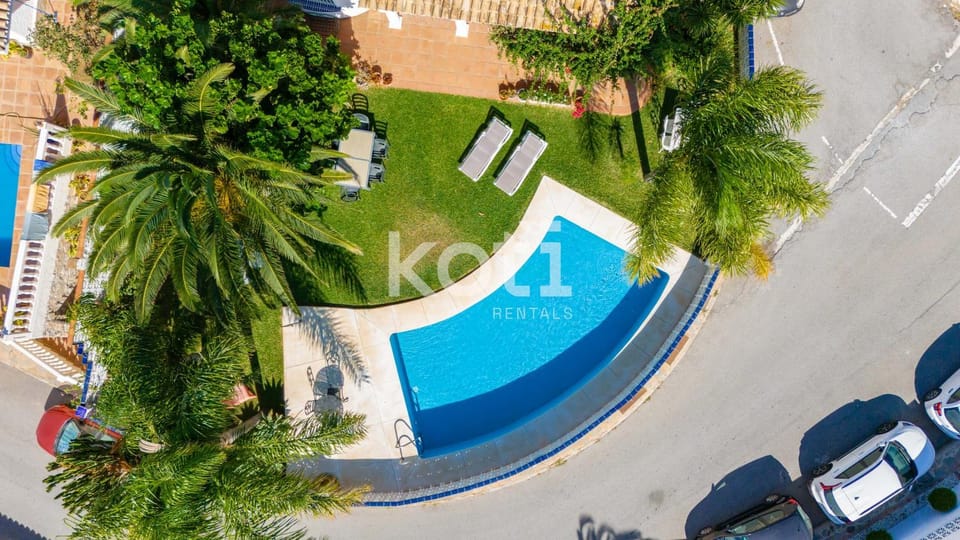 Bird's eye view, Pool view, Street view