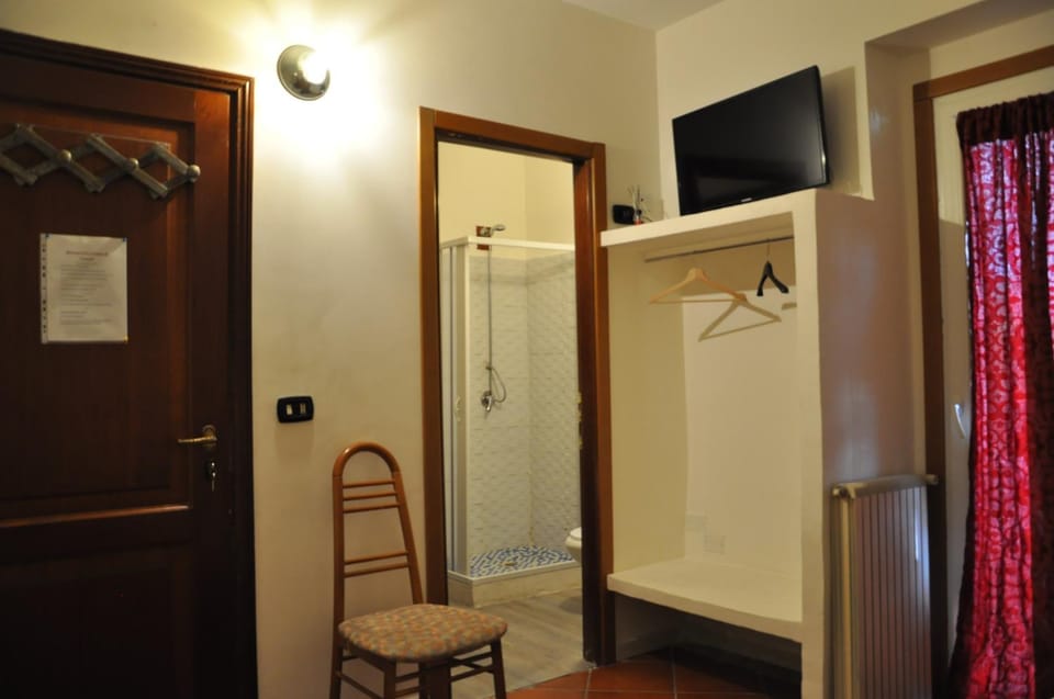 Shower, Bathroom, TV and multimedia