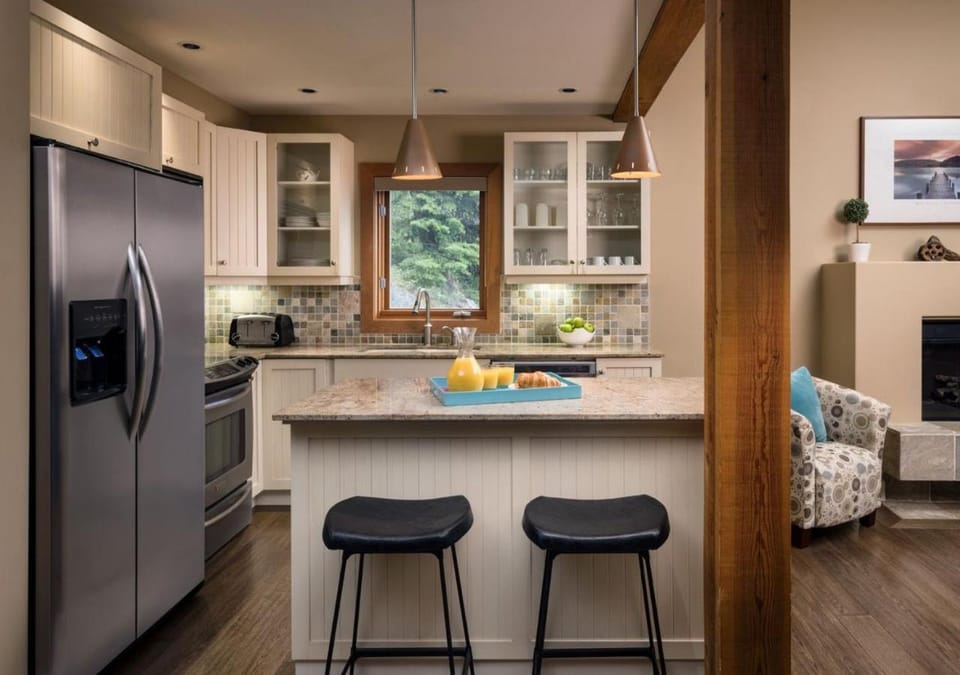 Kitchen or kitchenette, Seating area, Dining area, dishwasher, oven, stove