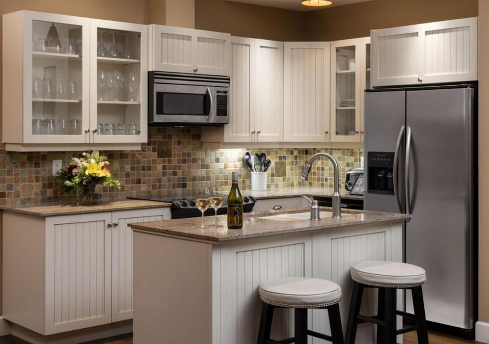 Coffee/tea facilities, Kitchen or kitchenette, oven, stove